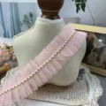 Detailansicht von 5cm rosa plissierter Mesh-Spitzenborte mit goldener Wellkante für DIY Nähen. - 5cm Breite / Hellrosa