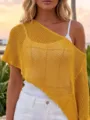Detalle cercano de un poncho de punto asimétrico en color amarillo con textura calada fina. - Talla única / Tops / Amarillo