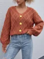 Rostbrauner V-Ausschnitt Zopfmuster Pullover mit charmanten handgearbeiteten Häkelblumen. - S / Oberteile / Braun
