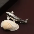 Primo piano dettaglio fermacravatta a forma di pesce koi argento, elegante accessorio da uomo. - Scatola regalo / Carpa