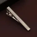 Fermacravatta in metallo argento da uomo per abito formale con elegante inserto bianco. - Scatola regalo / Conchiglia Naturale del Profondo Mare