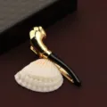 Primo piano dettagliato di un elegante fermacravatta dorato e nero a forma di pipa. - Scatola regalo / Pipa (Oro e Nero)