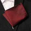 Pochette de costume bordeaux à motif chevron pour homme élégant accessoire de mariage chic. - Style Jacquard à Chevrons Bordeaux