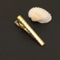 Elegante clip de corbata dorado con patrón de rayas diagonales, ideal para trajes formales. - Estilo Decorativo de Sarga de Moda (New804领带夹)