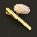 Pisapapeles de corbata dorado para hombre, elegante alfiler de corbata business de metal a rayas. - Exquisito Estilo Tallado de Sarga (New505领带夹)