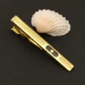 Pisa corbatas dorado para hombre de metal con detalles negros, accesorio elegante. - Estilo de Raya con Acento Negro (New506领带夹)