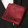 Pochette de costume jacquard rouge classique pour homme, idéale pour les mariages et tenues formelles. - Style Jacquard Géométrique Ondulé Bordeaux