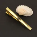 Alfiler de corbata dorado para hombre, elegante accesorio formal con motivo geométrico. - Estilo Patchwork Geométrico Tallado (New508领带夹)
