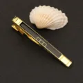 Pisacorbatas dorado para hombre con incrustación negra y detalles geométricos elegantes. - Estilo Decorativo Geométrico de Tira Negra (New509领带夹)