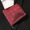 Pochette de costume pour homme en soie motif géométrique rouge classique accessoire formel - Style Jacquard Géométrique à Carreaux Bordeaux