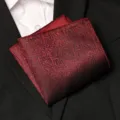 Pochette de costume jacquard texturee pour homme mouchoir formel pour mariage elegant. - Style Floral Subtil à Carreaux Bordeaux