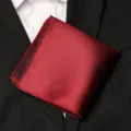 Pochette de costume bordeaux pour homme, mouchoir texturé élégant pour costumes formels. - Style à Bord Ondulé Bordeaux