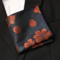 Pochette de costume homme retro motif floral bleu marine soie mouchoir accessoire - Panorama Orange