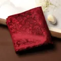 Dettaglio della elegante pochette da taschino bordeaux floreale con raffinata trama. - Fazzoletto da Taschino / Onda dell'Egeo - Rosso Scuro