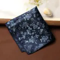 Vista di dettaglio di un fazzoletto da taschino blu scuro da uomo con motivo floreale. - Fazzoletto da Taschino / Onda dell'Egeo - Blu Navy