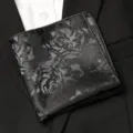 Pochette de costume noire jacquard à fleurs pour homme mouchoir vintage habillé élégant. - Pivoine de Nuit Sombre