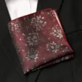 Pochette de costume vintage bordeaux à fleurs pour homme, accessoire élégant pour mariage. - Fleur de Sombr Bordeaux