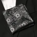 Pochette de costume noire et argentée à motif floral, accessoire de poitrine pour homme variante. - Ombre d'Encre Fleur d'Argent
