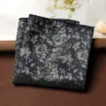 Taschino floreale vintage da uomo, elegante fazzoletto da abito effetto seta scuro. - Fazzoletto da Taschino / Ritmo d'Inchiostro Ombra Floreale