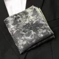 Pochette de costume vintage à motif abstrait pour homme, mouchoir élégant pour mariages et cérémonies. - Sous-courant de Poussière d'Étoiles