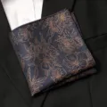Pochette de costume rétro pour homme bleu marine mouchoir floral mode élégance chic - Branche d'Or de Nuit