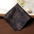 Taschino da uomo vintage blu scuro con elegante motivo floreale color rame per abito formale. - Fazzoletto da Taschino / Ramo d'Oro Notturno