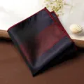 Elegante fazzoletto da taschino da uomo con motivo a righe nere, blu e rosse. - Fazzoletto da Taschino / Righe Larghe Rosso Vino Blu Notte