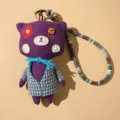 Llavero de oso de tela morada hecho a mano con chaqueta de cuadros y botones. - 12cm / Oso Colorido - Púrpura