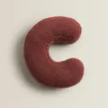 Cojin de felpa con letra C roja, suave cojin de alfabeto de boucle para sofa de salon - Letra C