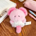 Rosa flauschiger Plüschtier Schlüsselanhänger, süßer Tier Anhänger mit Blumenschürze für Taschen. - 29.00g / Axolotl