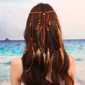 Bohemian veren haarband, boho haaraccessoire met houten kralen en veren voor dames. - Zwart