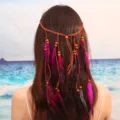 Détail de bandeau à plumes bohème, avec plumes colorées et perles en bois pour festival. - Violet et noir