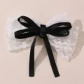 Vista detallada de pinza para el cabello con lazo de cinta negra y encaje blanco para niñas. - Negro