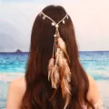 Vue rapprochée de l'accessoire de cheveux bohème en plumes avec cordon tressé et perles. - Kaki