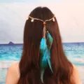 Bandeau à plumes bohème avec corde tressée et coquillages, parfait pour les vacances et festivals. - Bleu