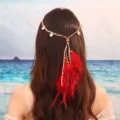 Bandeau de cheveux tressé en coquillage de plume bohème style ethnique accessoire femme. - Rouge