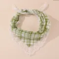 Groen-wit geruite haarhoofddoek met witte kantrand en pompon, frisse pastorale hoofdband. - Groen en Wit Raster