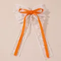 Detail van de witte kanten strik haarspeld met elegante oranje linten voor een mooie dagelijkse look. - Oranje