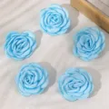 Close-up van lichtblauwe stoffen roos haarspelden, elegante en stijlvolle satijnen textuur. - Blauw