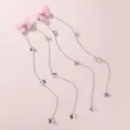 Gedetailleerd overzicht van roze vlinder kwast haarspelden met elegante zilveren kettingen. - Roze Wit
