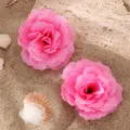 Roze kunststof stoffen bloem haarspeld accessoire detailweergave met meerlaagse bloemblaadjes. - Roze