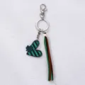 Detailweergave van de St. Patricksdag sleutelhanger met hart klaver hanger en gekleurde kwast. - Gestreepte Hart Stijl