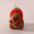 Schattieve capybara pluche sleutelhanger met aardbeienhoed, zachte pluche tasbedel voor kinderen. - Aardbei Capybara(ZMK0228caomei) / Bruinrood