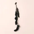 Pince à cheveux plume noire bohème avec perles métalliques, accessoire ethnique pour cheveux. - Noir