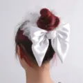 Witte satijnen stoffen haarstrik clip variant, elegante bruiloft tule haaraccessoire. - WDH0009 / Wit