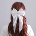 Witte kanten strik haarspeld met parels en lange linten, perfect voor bruids- en feestkapsels. - WDH0022 / Wit