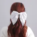 Witte satijnen strik haarspeld met parelhangers, elegante bruid haaraccessoire. - WDH0026 / Wit