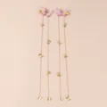 Close-up van vintage haarspelden met vlinders van mesh en lange gouden kettingen voor dames. - Paars
