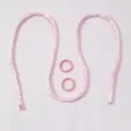 Gros plan sur l'ensemble de bigoudis sans chaleur en satin rose avec deux chouchous. - Rose