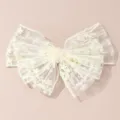 Witte kanten strik haarklem met parel detail, ideaal voor elegante en stijlvolle zomercoupes. - Broken Wit